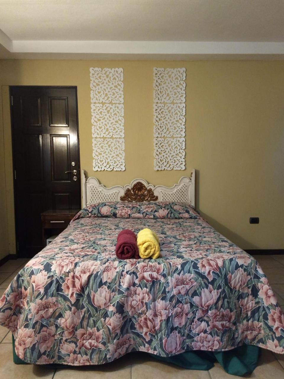 Give House Bed & Breakfast Guatemala Dış mekan fotoğraf