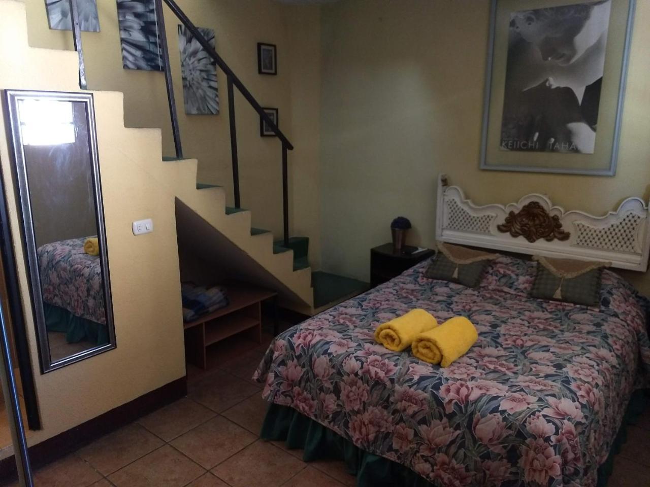 Give House Bed & Breakfast Guatemala Dış mekan fotoğraf
